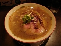 「旨味正油らーめん（肉ソバ・中太ちぢれ）」@麬にかけろ 中崎壱丁 中崎商店會1-6-18号ラーメンの写真