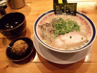 「らーめん+赤オニ+替え玉（900円）」@博多長浜らーめん 田中商店の写真