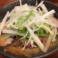 「鯛七味香りねぎらーめんロース焼豚3枚入り（麺硬め）￥1050」@らあめん厨房どる屋の写真