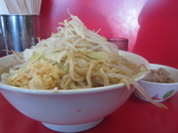 「小ラーメン650円、解し豚50円、ニンニク、アブラ」@ラーメン二郎 茨城守谷店の写真