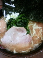 「ラーメン（麺固め）+味玉」@横浜家系 侍 渋谷店の写真