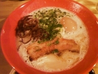 「ぶたそば+煮卵（トッピングサービス） バリカタ*1 粉落とし*1」@小山とんこつ ぶたそば家の写真