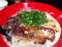 「黒ぶたそば(カタメ、オープン1ヶ月サービスのミニチャーシュー丼)」@小山とんこつ ぶたそば家の写真