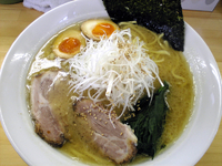 「らーめん+あじたま+ねぎ（650+100+100円）」@麺家ぴかまるの写真