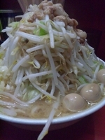 「大ラーメン（ヤサイW+ニンニク+アブラ）+ウズラ」@ラーメン二郎 大宮店の写真