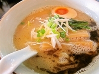 「豚骨魚介の中華そば（700円）+博多かしわ飯（100円）」@俊麺なが田の写真