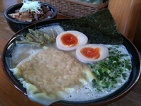 「【5月限定】鶏塩白湯らぁめん 味玉入り880円+ サービスライス」@ラーメン 大山家の写真