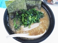 「ラーメン(豚骨醤油)大+ホウレン草増し」@横浜ラーメン 一家 伊勢崎店の写真