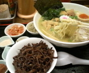 「KONBUTA塩ラーメン（手もみ平麺）700円+きくらげ100円」@丸直の写真