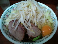 「小ラーメン ヤサイ ニンニク少し 生たまご」@ラーメン二郎 めじろ台法政大学前店の写真