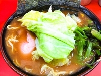 「ラーメン・中盛（740円）+キャベツ（70円）」@ラーメン杉田家の写真