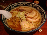 「チャーシュー麺800円（サービス大盛） + 味付玉子100円」@助六の写真