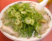 「しお肉入りラーメン 【930円】」@ラーメン魁力屋 船橋成田街道店の写真