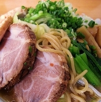 「黒豚煮汁入り醤油拉麺【5月限定】」@MENYA 食い味の道有楽の写真