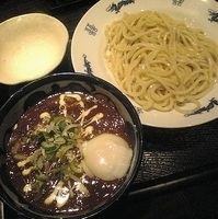 「本格派カリーつけめん並盛（期間限定）+ナチュラルチーズ+温泉玉子」@三ツ矢堂製麺 高田馬場店の写真