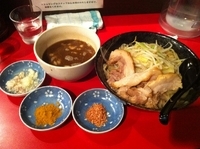 「つけ桜小（あつもり ニンニク、アブラ、ブタ、カレー粉）」@麺や 唯桜の写真