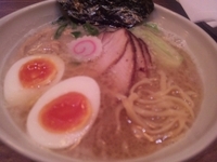 「醤油とんこつ麺【900円】チャーシュー【250円】味玉【100円」@銀座 五行の写真