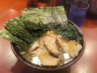 「チャーシューメン+のり（脂多め）」@家系総本山 ラーメン吉村家の写真