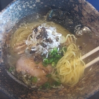 「塩らぁ麺+半まかない丼セット 580円+200円=780円」@麺や 小五郎の写真