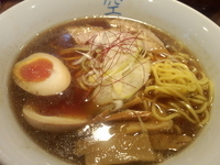 「醤油らーめん+味玉」@麺屋 空の写真