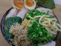 「トンコツらーめん+チャーシュー+味玉+サービス小ごはん」@MENYA 食い味の道有楽の写真