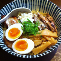 「醤油 油そば+だし玉」@七重の味の店 めじろ 川崎BE店の写真