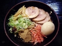 「まぜそば（限定）+炭焼きチャーシュー+煮たまご、750円+200」@かすみ屋の写真