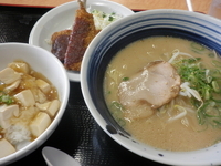 「サービスランチ（ラーメン+丼+小皿1品）650円」@餃子の王将 月隈店の写真