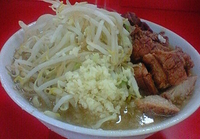 「ぶた入りラーメン ニンニク 麺かため ￥750」@ラーメン二郎 松戸駅前店の写真