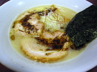 「マー油塩とんこつらーめん（かため）+ちゃーしゅー1枚」@麺屋 蓮花の写真