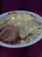 「まぜそば大（全マシ+麺マシ）+チーズ3枚」@ジャンクガレッジ 東大宮店の写真