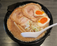 「らーめん+味玉+焼豚」@濃厚鶏そば めん屋 高樹の写真