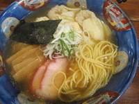 「特製ワンタンメンハーフ（850円）黒白ミックス」@八雲の写真