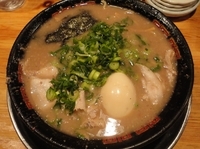 「とんこつラーメン+半熟味玉」@無鉄砲 本店の写真