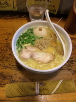 「白鶏らーめん【680円】 ランチ大盛りサービス 味玉無料」@鶏の穴の写真