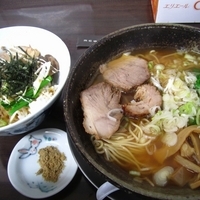 「夜刃醤油700円+ミニ丼280円」@ラーメン専門店 E.Y 竹末の写真