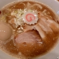 「濃厚煮干し中華そば （味玉トッピング）」@月と鼈の写真