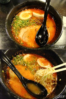 「赤辛とんこつ煮玉子入り」@つき丸の写真