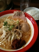 「から味噌ラーメン（780円）+味玉デラックスL玉（100円）+半」@手打ち極太麺 ジョニーの味噌の写真