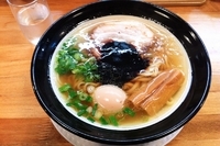 「なにわブラック（太麺）+煮玉子」@金久右衛門 梅田店の写真