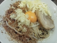 「まぜそば並（ニンニク、チーズ）￥750」@ジャンクガレッジ 東京ラーメンストリートの写真