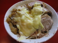 「まぜそば大（麺マシ+全マシ）+チーズ2枚+子豚」@ジャンクガレッジ 東大宮店の写真