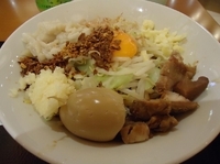 「まぜそば（チーズシングル以外全部をW）750円」@ジャンクガレッジ イオンレイクタウンmori店の写真