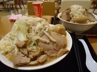 「ラーメン（中）全マシ」@ジャンクガレッジ イオンレイクタウンmori店の写真