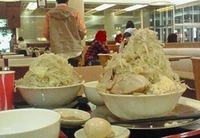 「ラーメン大豚W+味玉+魚粉・全マシ+野菜盛れるだけ&ラーメン大・」@ジャンクガレッジ イオンレイクタウンmori店の写真