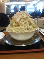「ラーメン大 全マシ 野菜盛れるだけ」@ジャンクガレッジ イオンレイクタウンmori店の写真