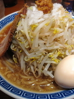 「味玉ふじ麺（中盛・ニンニク少なめ・アブラ少なめ）￥800」@常勝軒 伊勢崎総本店の写真