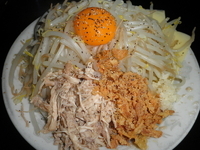 「汁なし麺（野菜増し）780円+とろけるチーズ100円」@麺とび六方の写真