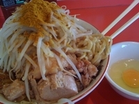 「小豚そば（野菜増し,アブラ）680円+カレー粉 50円+生卵 5」@ひたちなか大盛軒の写真