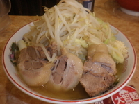 「ラーメン小豚入り（700円）野菜・ニンニク」@肉汁らーめん 公 kimiの写真